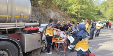 Kontrolden çıkan otomobil asit yüklü tankere çarptı: 5 yaralı