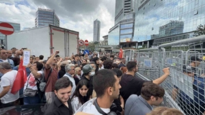 CHP İstanbul İl Başkanlığı’ndaki barikatı yıkmaya çalışan kalabalığa polis müdahalesi