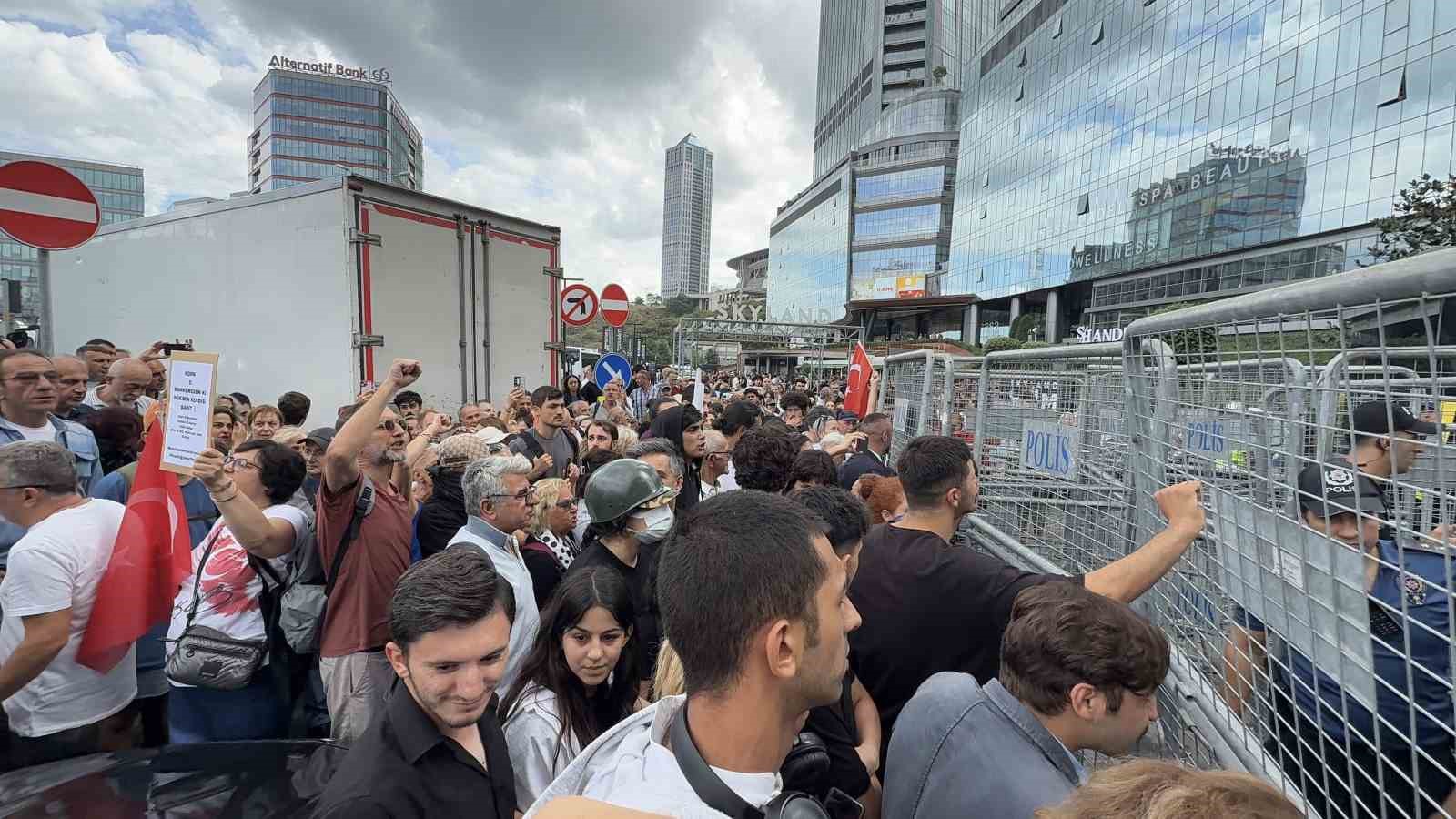 CHP İstanbul İl Başkanlığı’ndaki barikatı yıkmaya çalışan kalabalığa polis müdahalesi