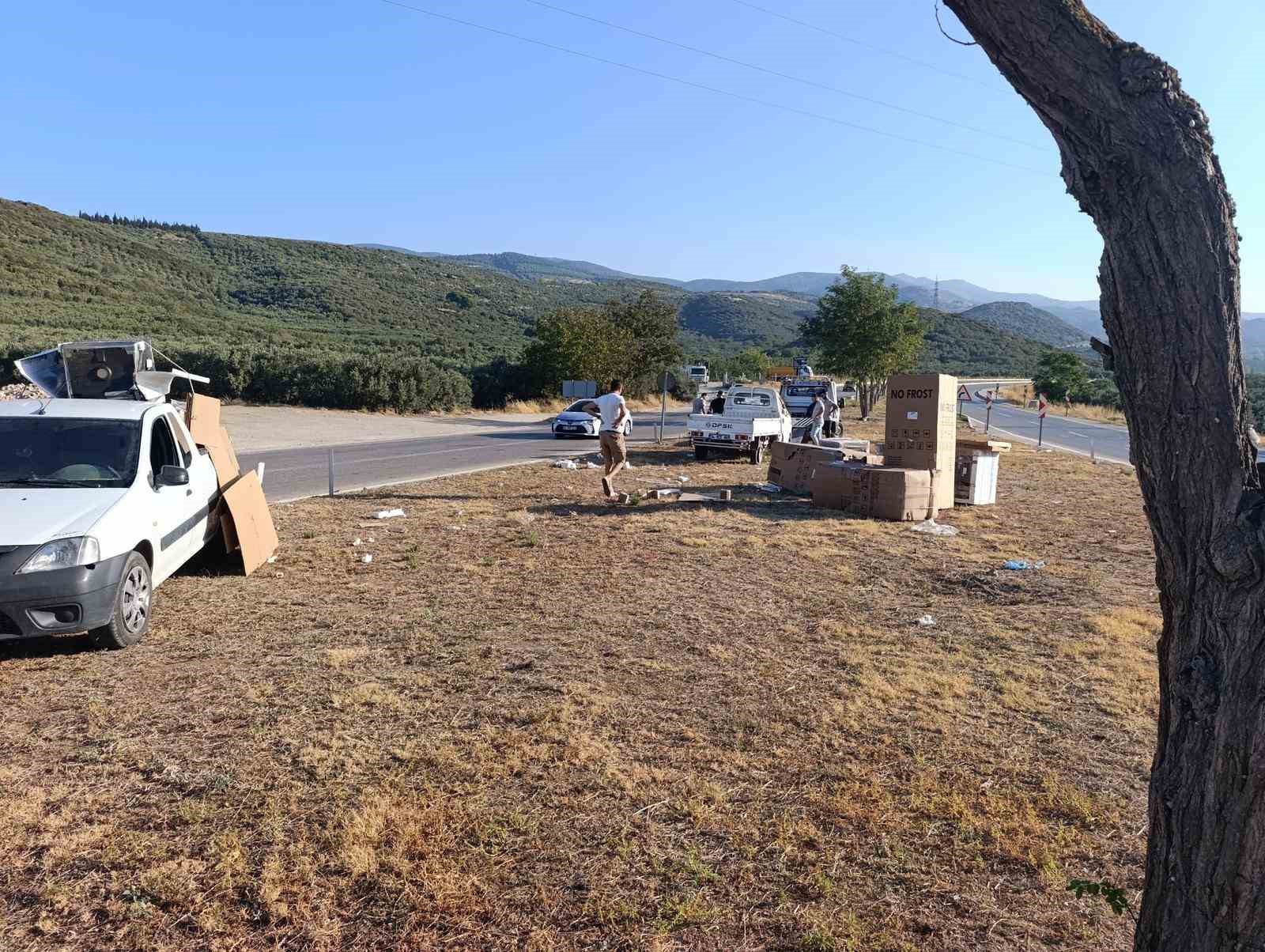 Erdek’te beyaz eşya yüklü kamyonet kaza yaptı, 1 yaralı