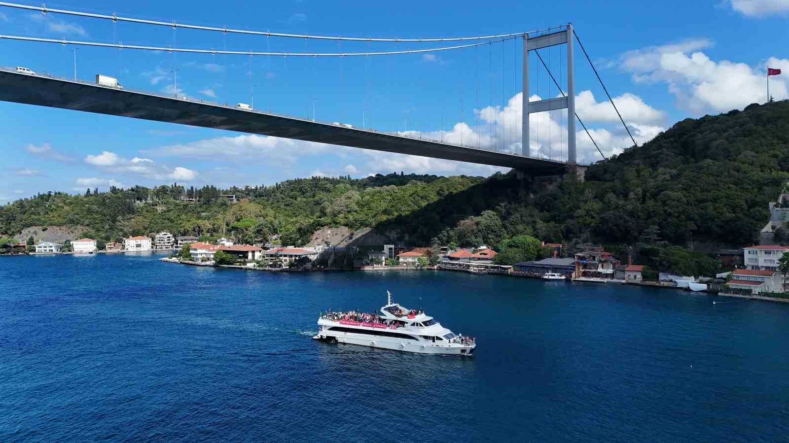 Liverpool taraftarı maç öncesi İstanbul’da boğaz turu yaptı