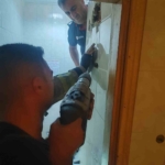 Telefonunu almak isterken metrelerce yükseklikten düşerek havalandırma boşluğunda mahsur kaldı