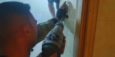 Telefonunu almak isterken metrelerce yükseklikten düşerek havalandırma boşluğunda mahsur kaldı