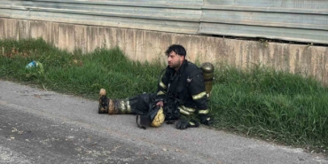 Alevlerin karşısında bir anlık mola: İtfaiye erlerinin yangınla imtihanı