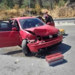 Kontrolden çıkan otomobil bariyerlere çarparken, 1 kişi yaralandı