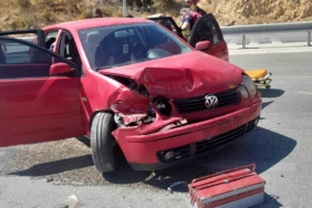 Kontrolden çıkan otomobil bariyerlere çarparken, 1 kişi yaralandı