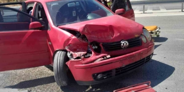 Kontrolden çıkan otomobil bariyerlere çarparken, 1 kişi yaralandı