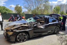 Küçükçekmece’de hızını alamayan lüks otomobil park halindeki tırın altına girdi