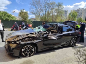 Küçükçekmece’de hızını alamayan lüks otomobil park halindeki tırın altına girdi