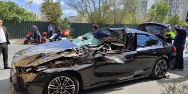 Küçükçekmece’de hızını alamayan lüks otomobil park halindeki tırın altına girdi