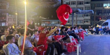 Arnavutköy’de yüzlerce kişi dev ekranda Türkiye-Yunanistan maçını izledi
