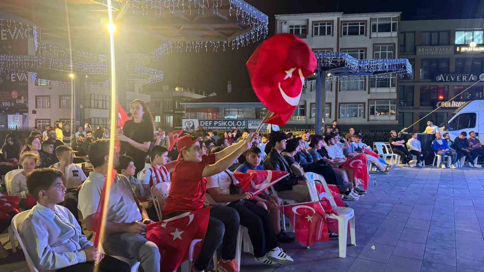 Arnavutköy’de yüzlerce kişi dev ekranda Türkiye-Yunanistan maçını izledi