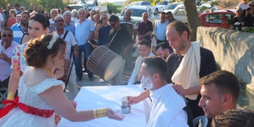 Yüz yıllık düğün geleneği, para verip damada tokat atıyorlar