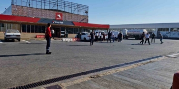 Omuz atma tartışmasında iki aile birbirine girdi