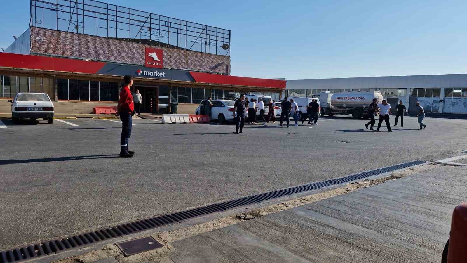 Omuz atma tartışmasında iki aile birbirine girdi