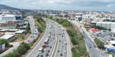 Seyir halindeki otomobil yandı, trafik kilitlendi
