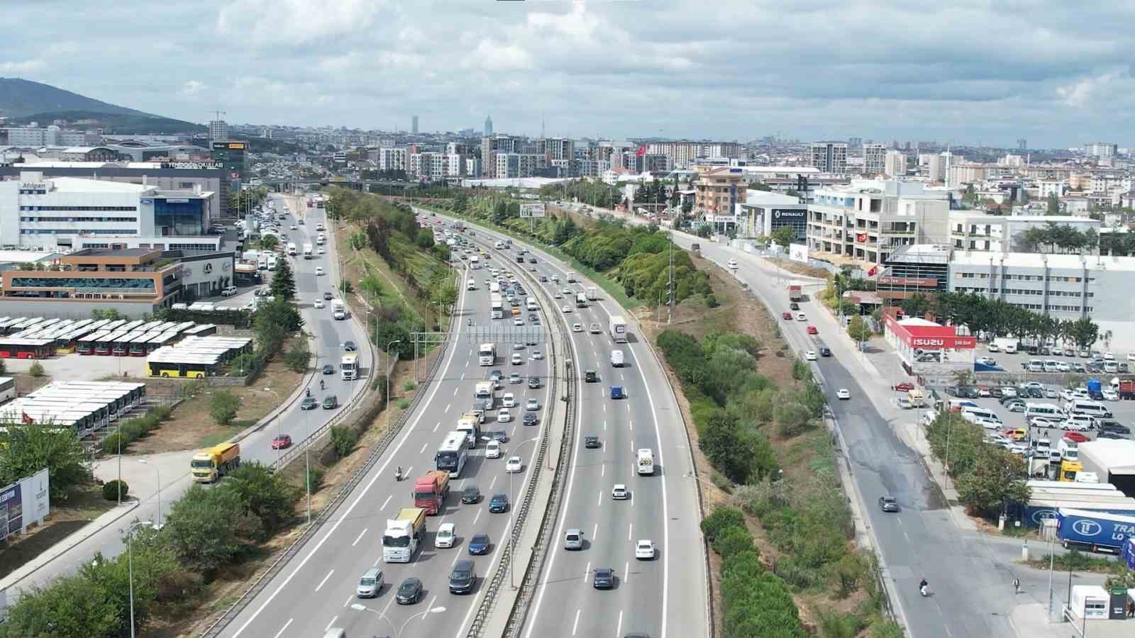 Seyir halindeki otomobil yandı, trafik kilitlendi