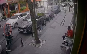 Bayrampaşa’da otomobil bakkaldan koşarak çıkan küçük çocuğa çarptı