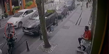 Bayrampaşa’da otomobil bakkaldan koşarak çıkan küçük çocuğa çarptı