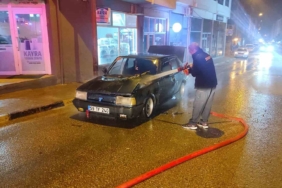 Seyir halindeki otomobil bir anda alev topuna döndü