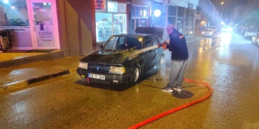 Seyir halindeki otomobil bir anda alev topuna döndü