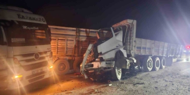 Yol kenarındaki arızalı araca çarptı