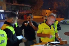 Aranması olan şüpheli polis uygulamasında kardeşinin kimliğini vererek kurtulmaya çalıştı