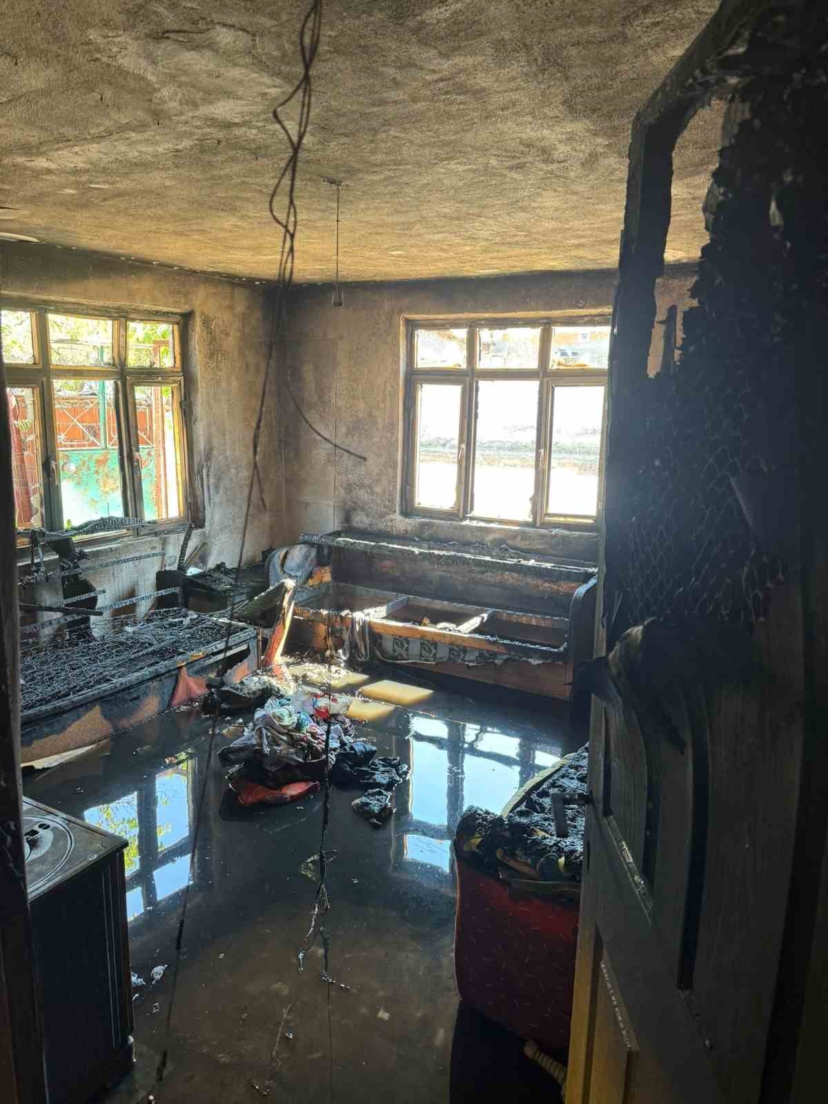 Sındırgı’da elektrik kontağından çıkan yangında ev küle döndü