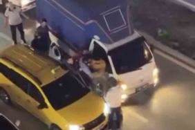 İki sürücü kavgaya tutuştu, trafik kitlendi