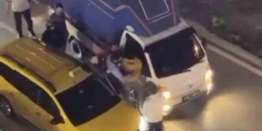 İki sürücü kavgaya tutuştu, trafik kitlendi