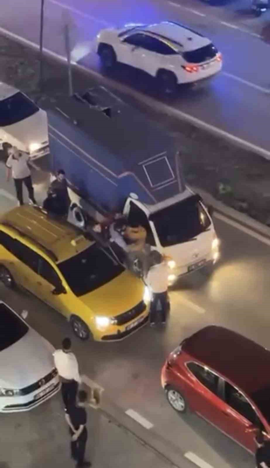 İki sürücü kavgaya tutuştu, trafik kitlendi