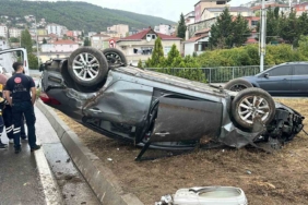 Maltepe’de yağış kazayı beraberinde getirdi: Otomobil direğe çarpıp ters döndü
