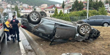 Maltepe’de yağış kazayı beraberinde getirdi: Otomobil direğe çarpıp ters döndü