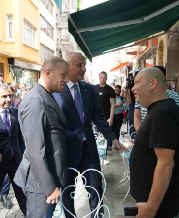 Kültür ve Turizm Bakanı Ersoy, İstiklal Caddesi esnafını ziyaret etti