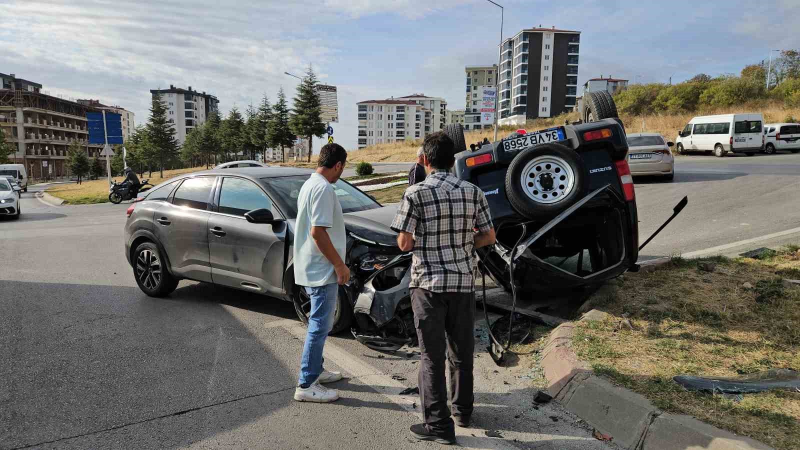 Kaza yapan otomobil takla attı: Şans eseri yaralanan olmadı