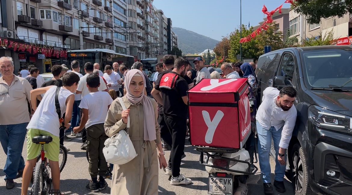 Bursa’da yolun karşısına geçen 2 kadına motosiklet çarptı