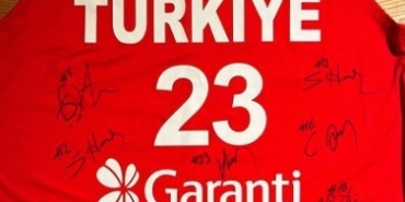 Çağan için milli formasını bağışladı...1 milyon liradan açık artırmaya çıktı