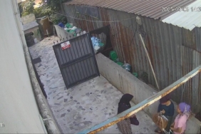 Bahçede kıyafet değiştiren kadınlar, merak konusu oldu