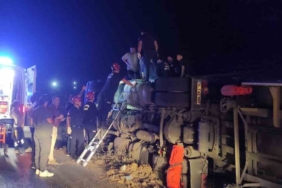 Balıkesir’de tır kazası: Sürücü ekipler tarafından kurtarıldı