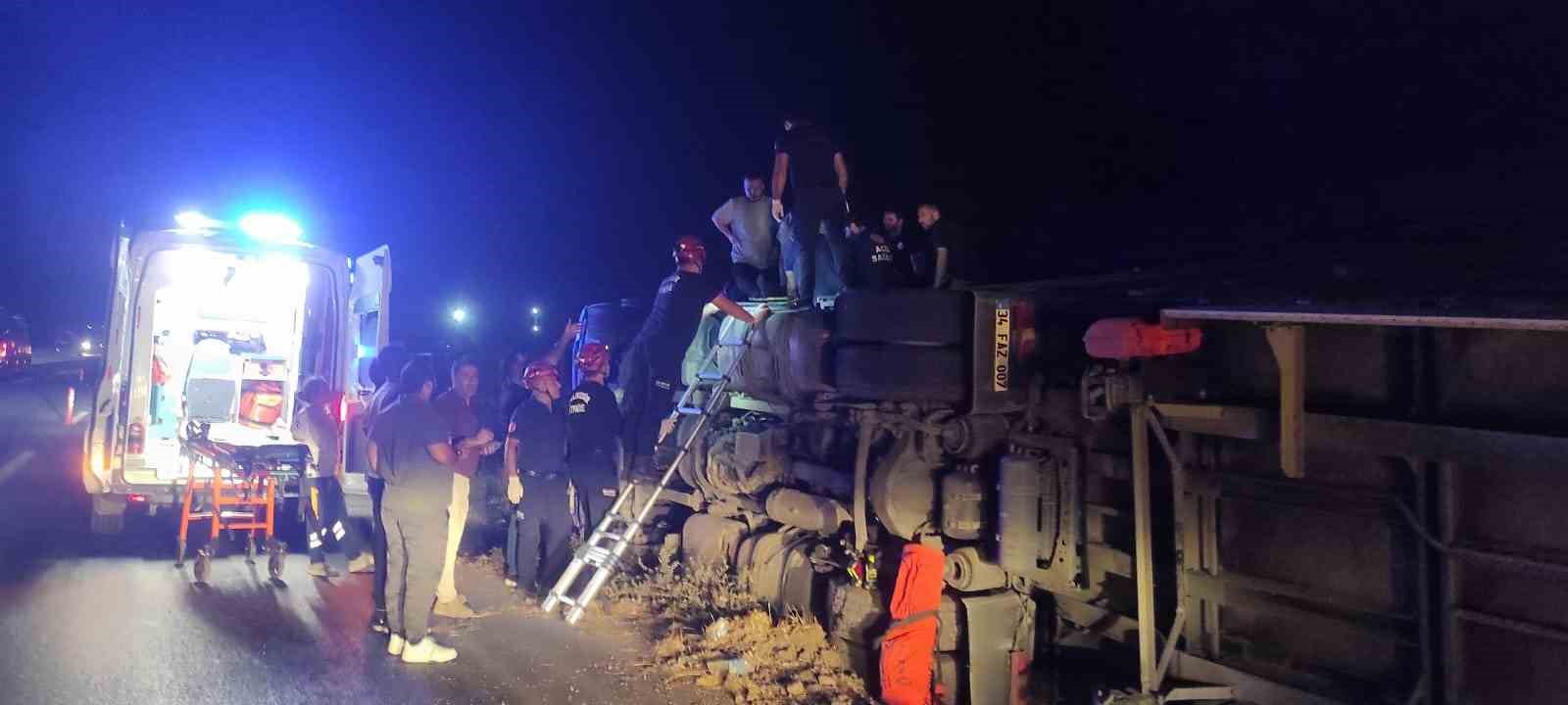 Balıkesir’de tır kazası: Sürücü ekipler tarafından kurtarıldı