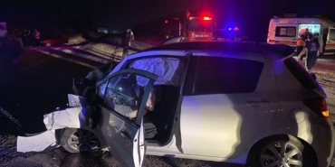 Minibüs ile otomobil kafa kafaya çarpıştı; 9 yaralı