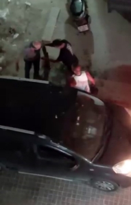 Bayrampaşa’da 2 sürücü arasında kavga: Birbirlerinin kafasında şişe kırdılar