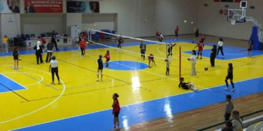 Burhaniye’de ’Annemle Voleybol Oynuyorum’ turnuvası başladı