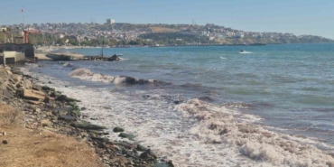 Tekirdağ’da poyraz fırtınası kıyılarda kızıl yosunlara neden oldu