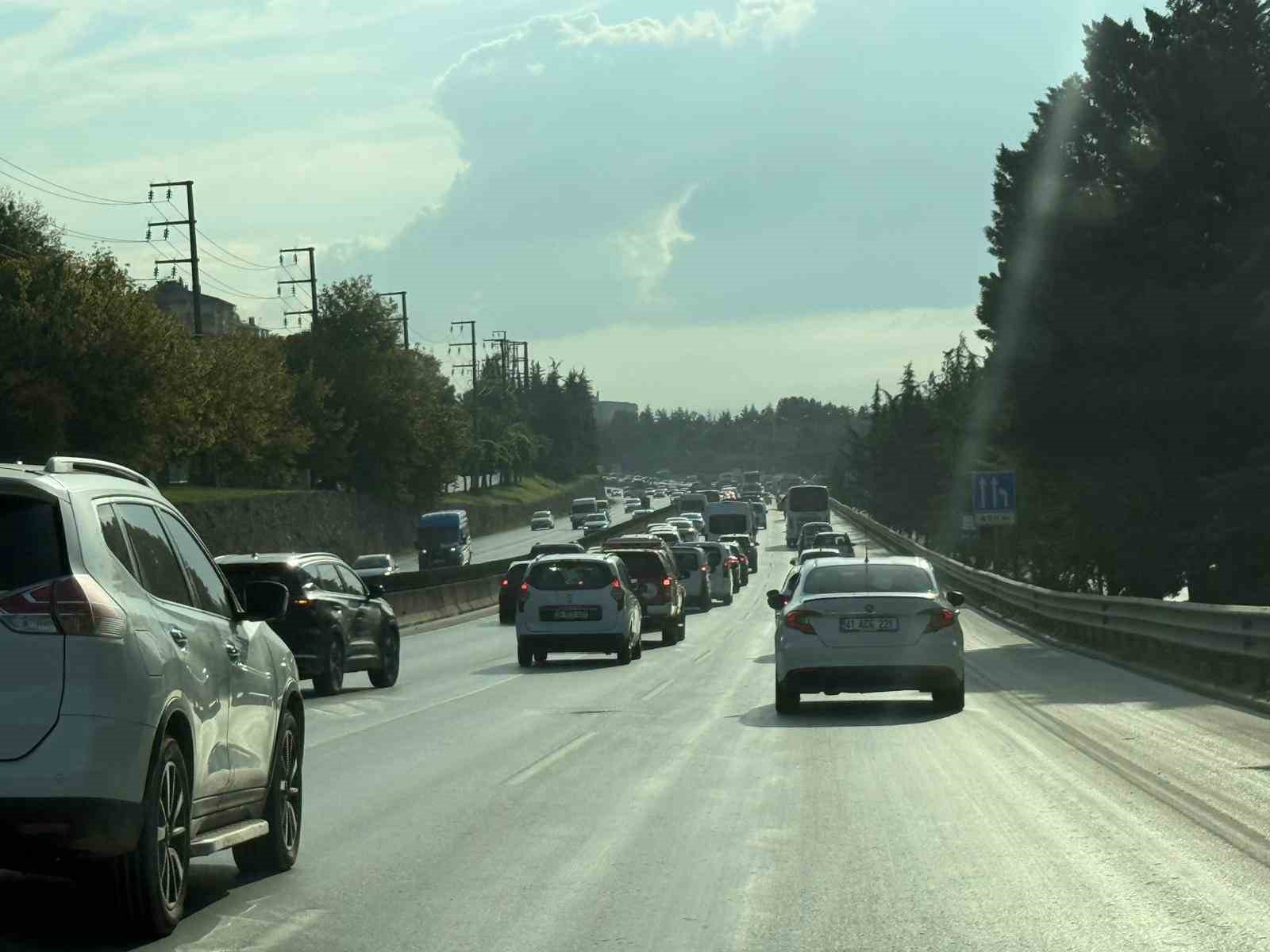 Okullar açıldı trafik yine felç oldu