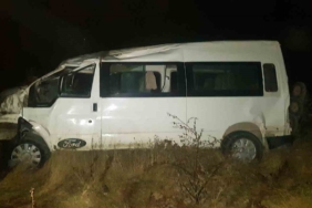 Sürücüsünün kontrolünden çıkan midibüs tarlaya uçtu: 1 yaralı