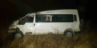 Sürücüsünün kontrolünden çıkan midibüs tarlaya uçtu: 1 yaralı