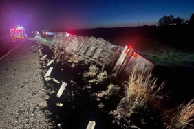 Uzunköprü’de devrilen tırın sürücüsü yaralandı