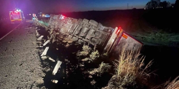 Uzunköprü’de devrilen tırın sürücüsü yaralandı