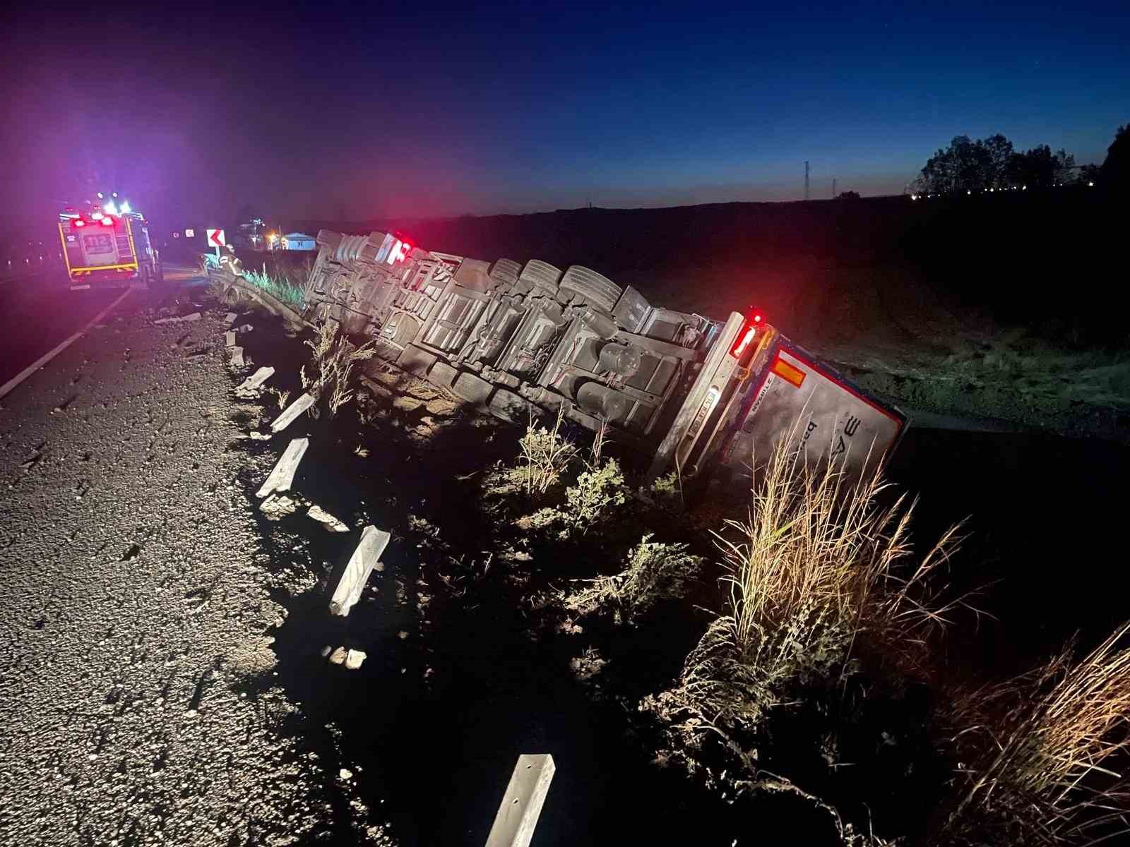 Uzunköprü’de devrilen tırın sürücüsü yaralandı